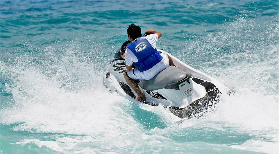 Un événement sur la Côte d’Azur ? Offrez un tour en jet ski !